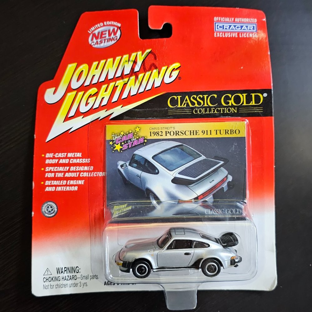 Johnny Lightning 1982 Porsche 911 Turbo 1:64 CLASSIC GOLD COLLECTION